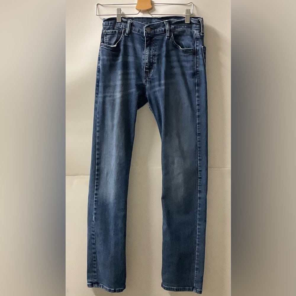 Levi's Men's Straight Fit Jeans in Dark Blue style 513. 30x32 ** gently used.